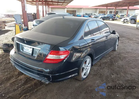 2011 Mercedes-Benz C 300 Luxury/Sport z USA, uszkodzony, nr VIN WDDGF5EB1BF632452